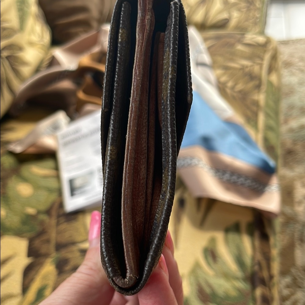 Louis Vuitton bifold Monogram Wallet - Picture 9 of 11